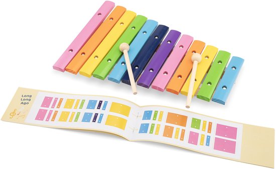 Houten xylofoon met 12 gekleurde staafjes en 2 houten stokjes, naast een open muziekboekje.