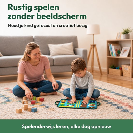 Moeder en kind zitten op de grond en spelen samen met het educatieve Wiebelo busy board.