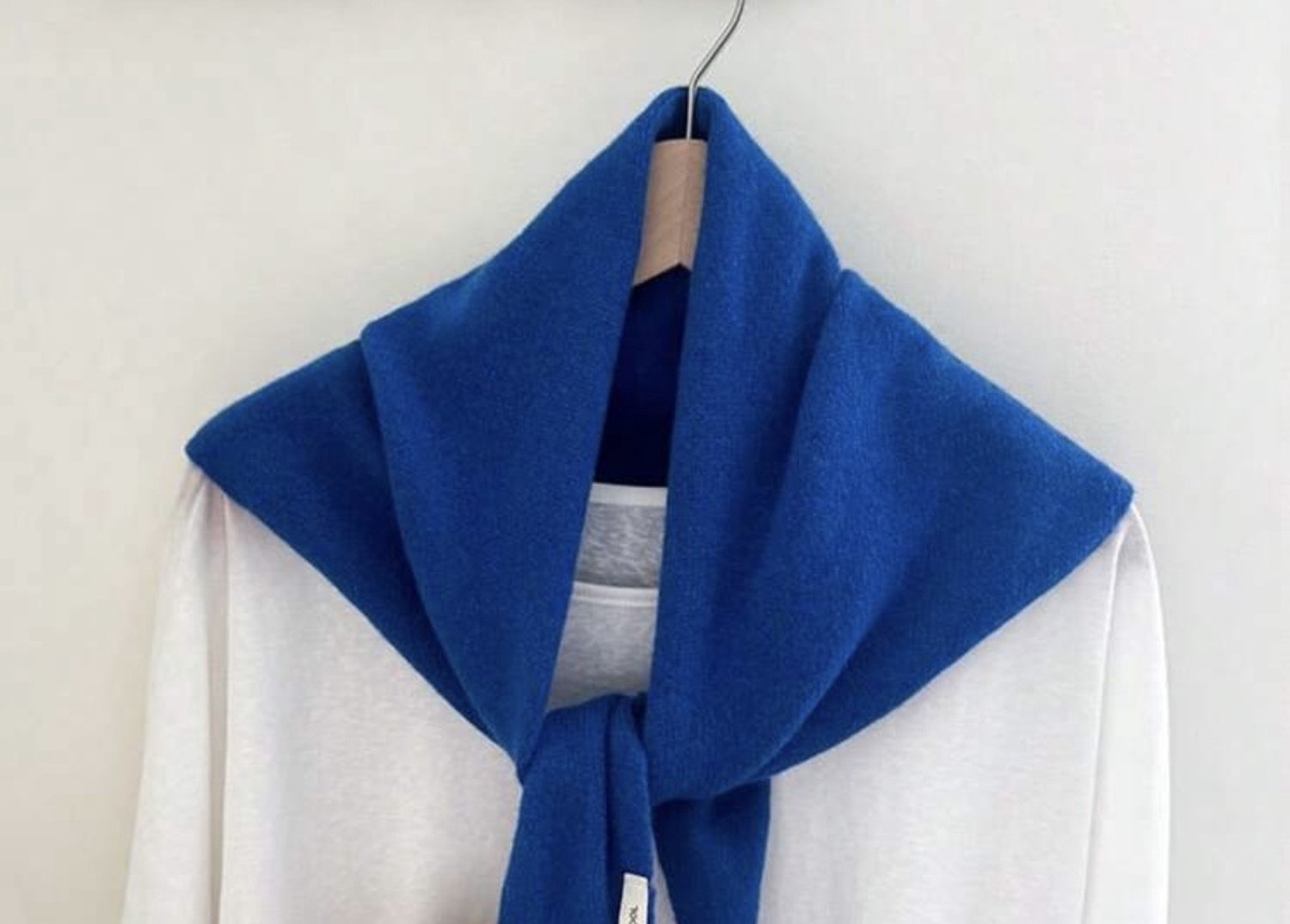 Sjaaltje met punt - sjaaltje - blauw sjaaltje - fijn gebreide sjaal - puntsjaal - Sjaaltje met print - bandana met print - haarband - sjaaltje meerkleurig - bandana - vierkant sjaaltje met print - bandana sjaaltje - sjaaltje voor hals - sjaaltje