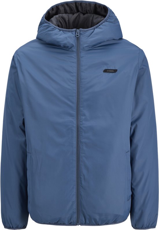 Blauwe gewatteerde jas met capuchon, rits en JJ REBEL logo op de borst.