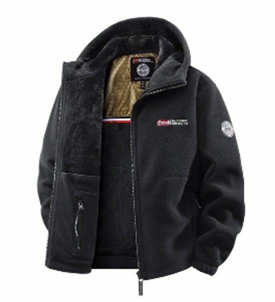 Zwarte fleecejas met capuchon, gevoerde binnenkant, rits en 'Outdoor Norway' logo op de borst.