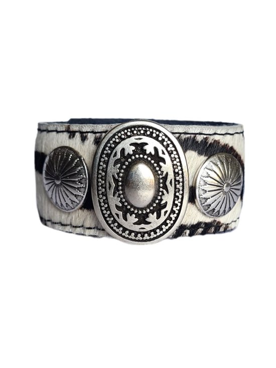 Armband met zebraprint, een grote ovale gesp en twee ronde metalen details.