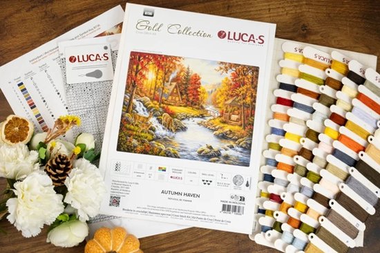 Het Luca-S 'Autumn Haven' kruissteekpakket met garen, patronen, en decoraties.
