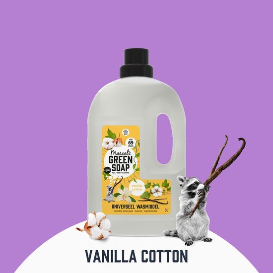 Witte fles wasmiddel 'Vanilla Cotton' met katoenbloemen en vanillepeulen. Een wasbeer staat ernaast.