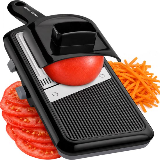 Zwarte mandoline met tomaat in invoer, julienne wortel en plakjes tomaat.