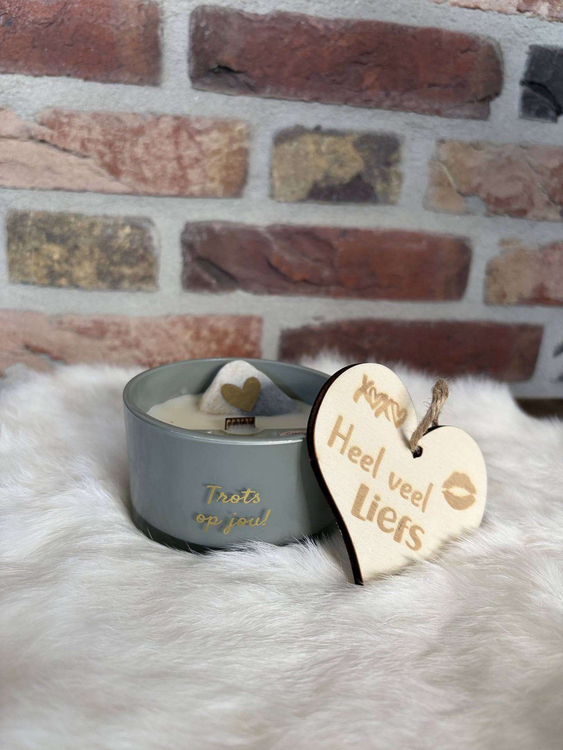 Creaties van hier SOJAKAARS - TROTS OP JOU! - GEUR: JASMINE LUXE - 9 x 9 x 5 cm - 20 uur - met houten hartje trotss