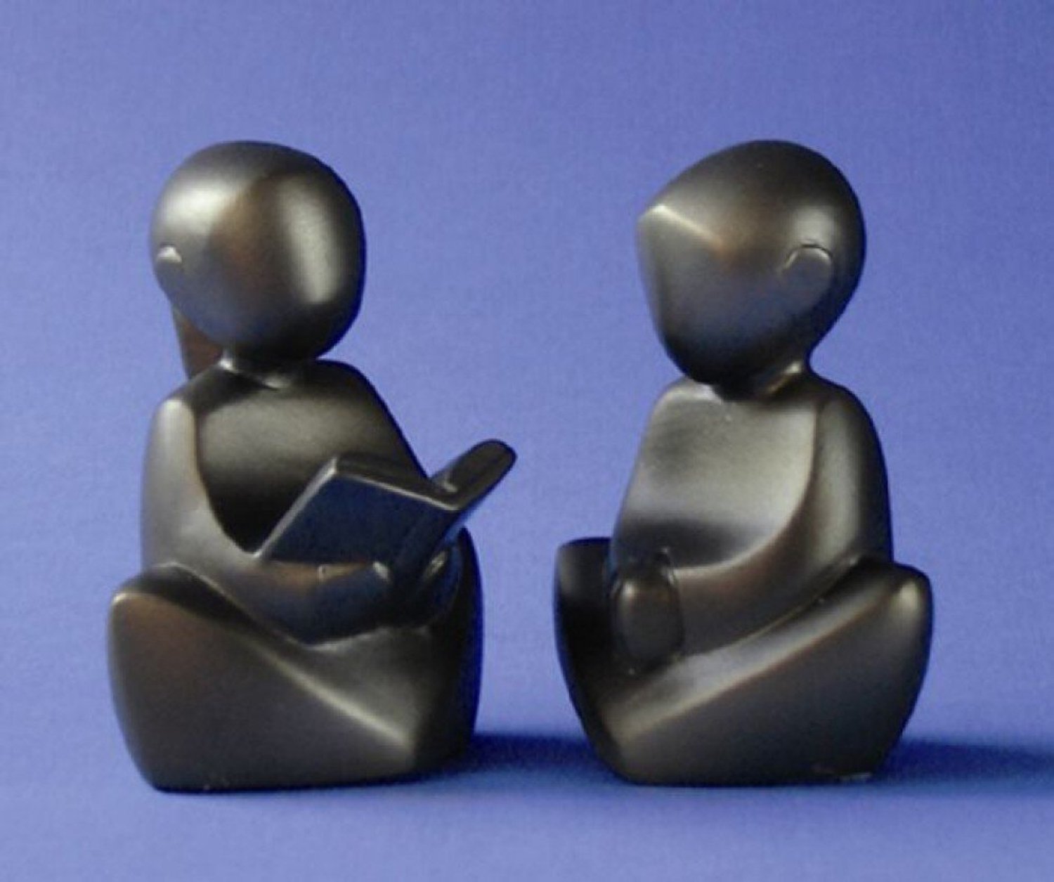 Beeld lezend meisje +biddende jonge kindjes - beeldje hoogte 7 cm -EM008
