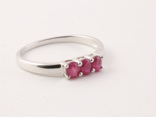 Zilveren ring met drie ovale robijnen op een rij.