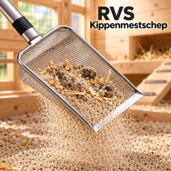 RVS kippenmest schep met grove korrels en stro in een kippenhok.