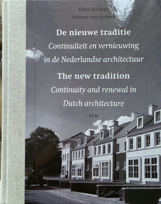 Boek 'De nieuwe traditie: Continuïteit en vernieuwing in de Nederlandse architectuur' met een zwart-witafbeelding van traditionele Nederlandse huizen.