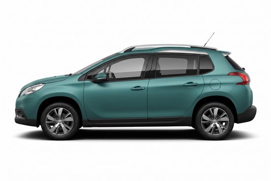 Zijprofiel van een turkooizen Peugeot 2008 met zilveren dakrails en donkere velgen.