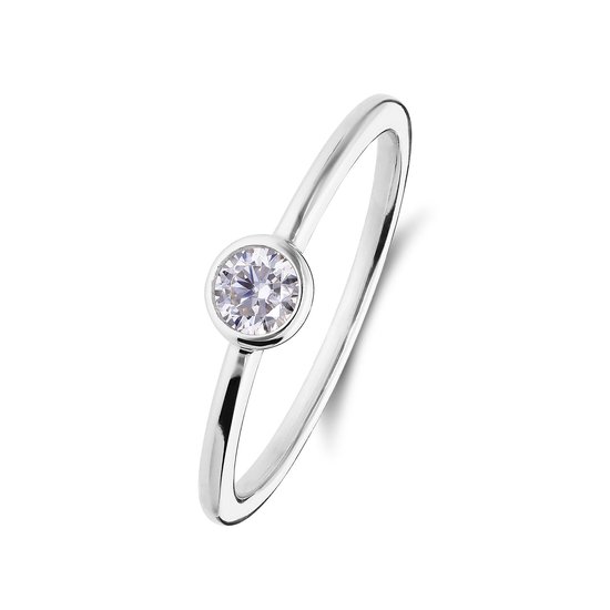 Bague minimaliste en argent avec un zircon rond et brillant dans un serti clos.