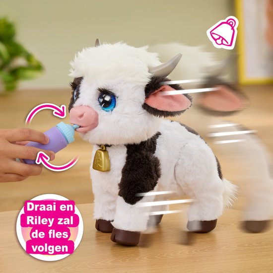FurReal Riley koe draait rond met de fles; tekst: Draai en Riley zal de fles volgen.