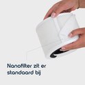 Close-up van handen die het standaard meegeleverde witte nanofilter bevestigen.