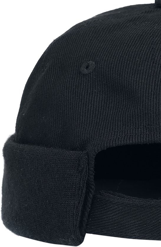 Detailopname van de achterkant van een zwarte docker pet met een verstelbare riem.