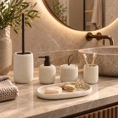 5-delige beige polyresin badkamerset met zeepdispenser, toiletborstel, tandenborstelhouder, potje en zeepbakje.
