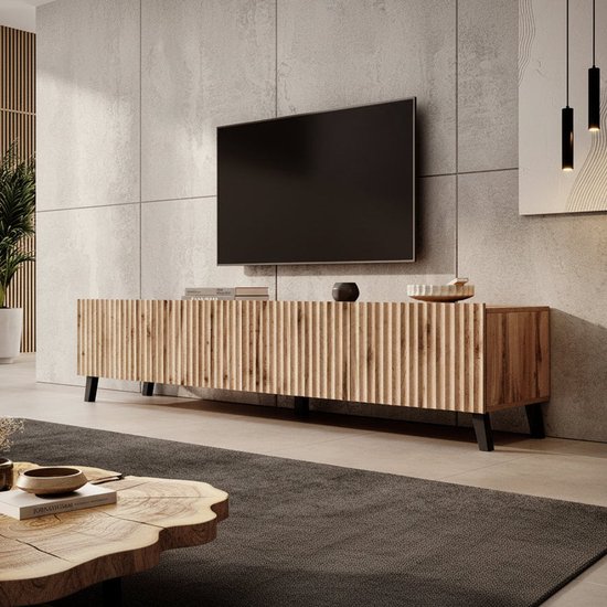 TV-meubel Pepinos van eikenhout met verticaal lattenontwerp, zwarte pootjes en een aan de muur gemonteerde televisie.