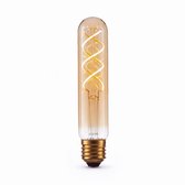 Brandende langwerpige T32 filamentlamp met amberkleurig glas en een spiraalvormig gloeidraad op een witte achtergrond.