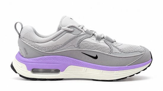 Grijze Nike Air Max sneaker met lila accenten op de zool en een zichtbare Air unit.
