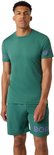 Man in een mallardgroen sportshirt met logo op de mouwen en bijpassende mallardgroene sportshort.