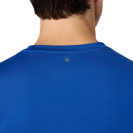 Close-up van de achterkant van een man in een kobaltblauw sportshirt met logo op de nek.