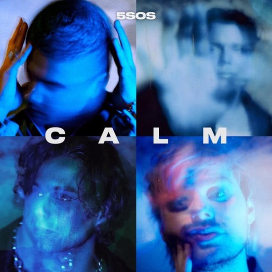 Albumhoes met de titel 'CALM' en het logo van 5SOS. Vier portretten van bandleden in blauw en groen licht.