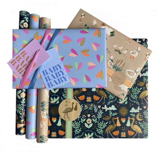 Een verzameling inpakpapier met baby-thema: hartjes, vogels, ooievaars en bloemen. Met 'BABY' kaarten.