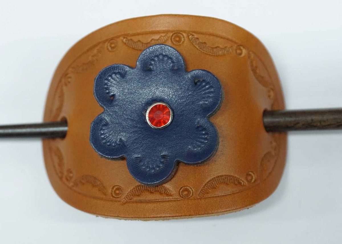 Leren haarspeld bruin met blauw bloem + houten haarstokje - leuke handgemaakte dames haarspeld - haarspeld van 100% leer - sierlijke bloemen haarspeld - vrouwelijke haarspeld - haarspeld voor dik of dun haar - flexibele haarspeld