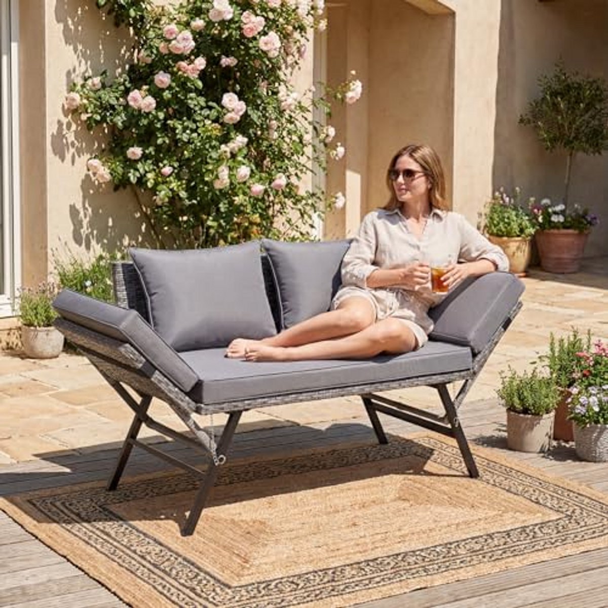 Tuinbank 2-Zits van Polyrattan - Verstelbare Armleuningen - Ligfunctie - Weerbestendig - Met Kussens voor Tuin en Balkon