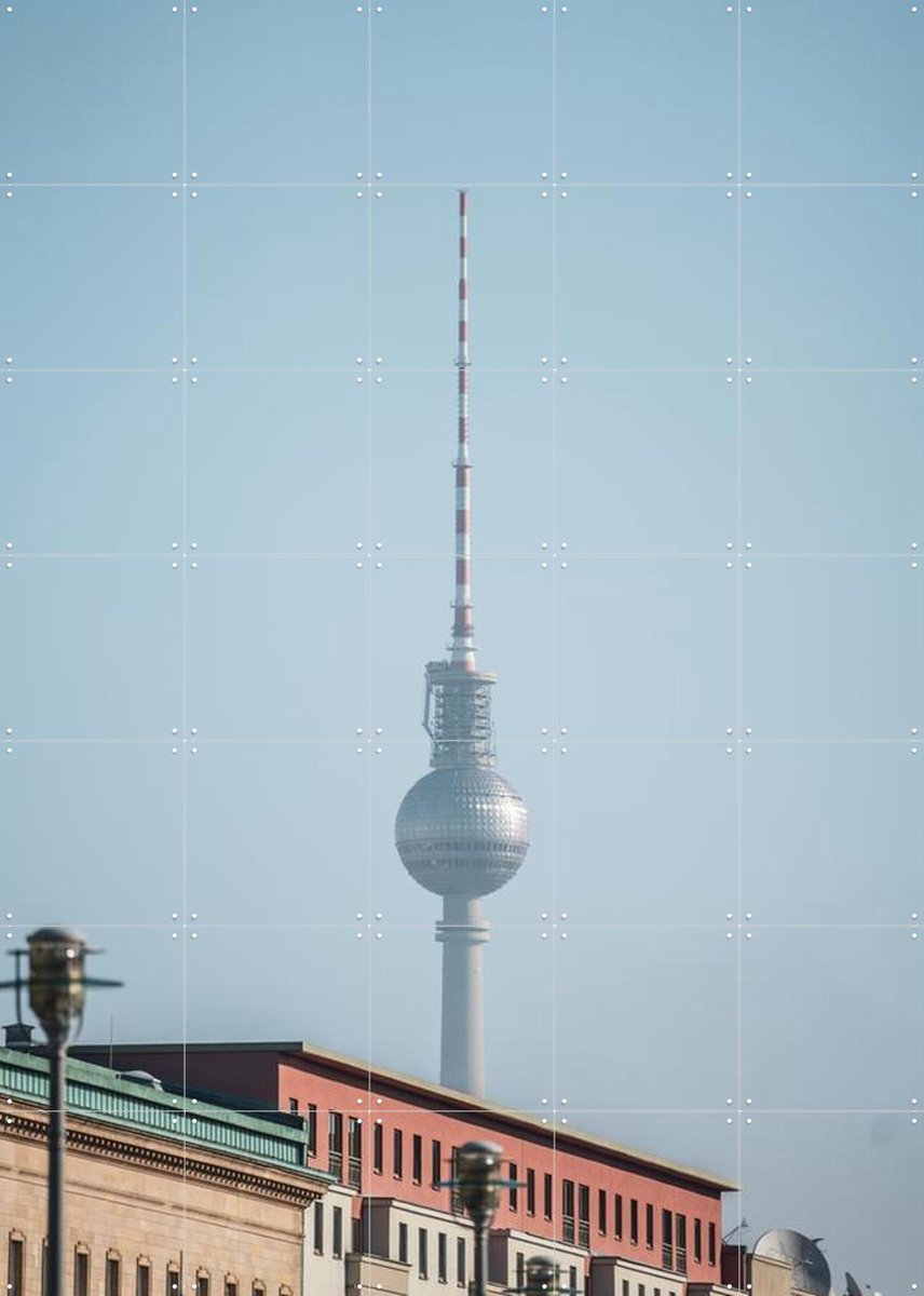 IXXI Fernsehturm, Teun de Leede & Kunst in Kaart - 100 x 140 cm - Gratis ophangtool - Grote wanddecoratie en posters - Fotografie, Woonkamer