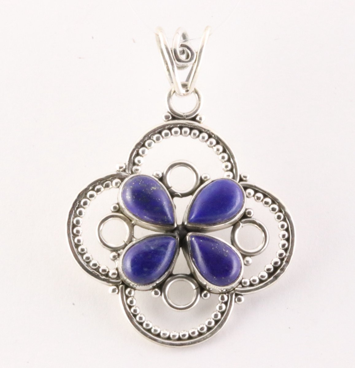Opengewerkte zilveren hanger met lapis lazuli