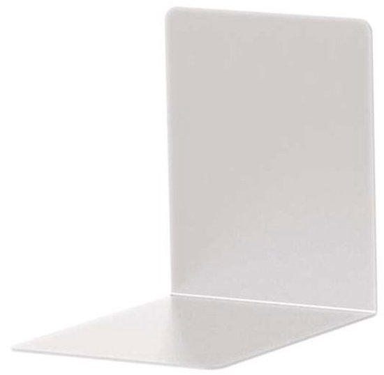 Enkele zilverkleurige, L-vormige aluminium boekensteun op witte achtergrond.