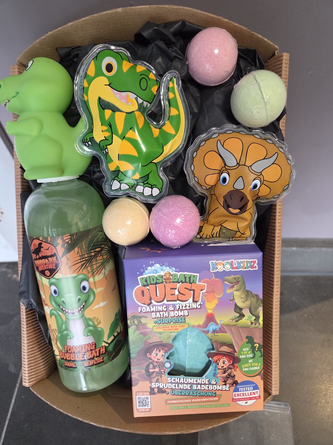geschenk set kinderen dinosaurus - bruisbal - badparels - zeeproosjes - douche gel