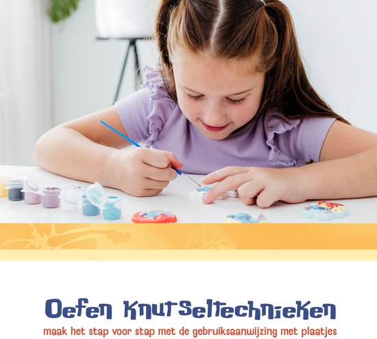 Kind schildert gipsfiguren. Tekst: 'Oefen knutseltechnieken, maak het stap voor stap met de gebruiksaanwijzing met plaatjes'.