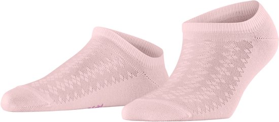 Roze Burlington sokken met een open gebreid patroon. De zool van de linker sok is zichtbaar met een paars logo.