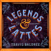 Boekomslag met de tekst 'LEGENDS & LATTES TRAVIS BALDREE' in gestileerde letters op een donkerblauwe achtergrond met een zwaard en een sierlijke '&'.