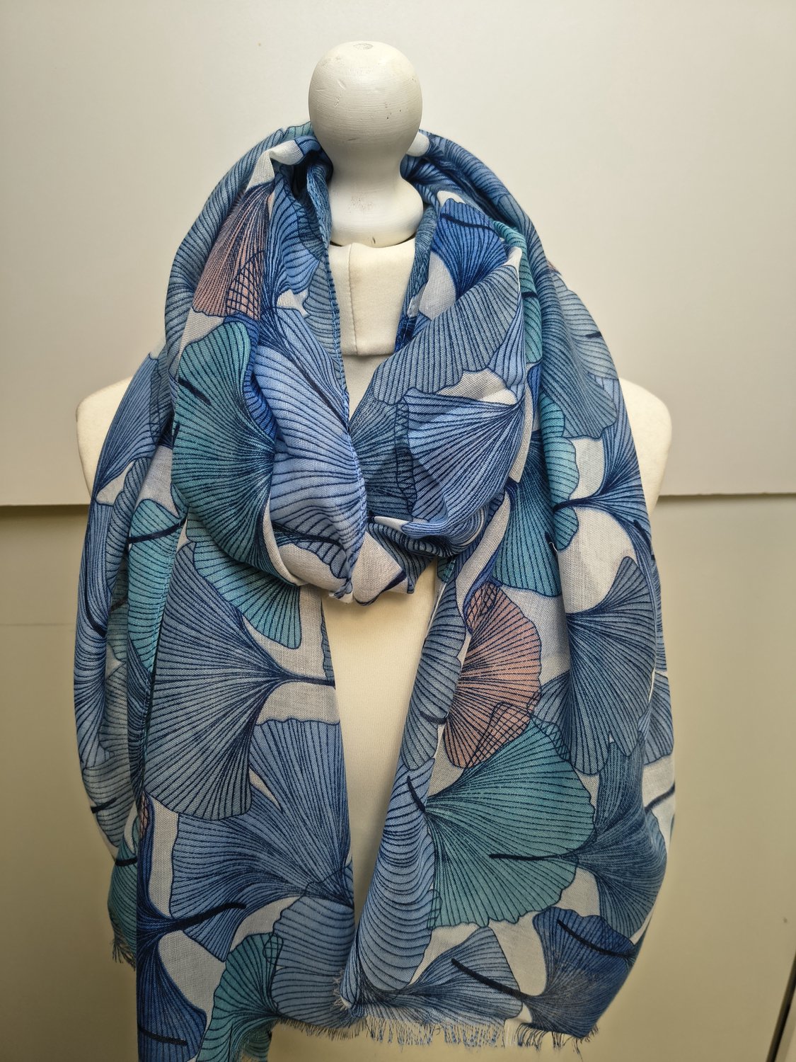 Lange dames sjaal Elselien-ginkgo bladerenmotief-blauw wit mos groen zalm saffierblauw korenblauw en stone groen