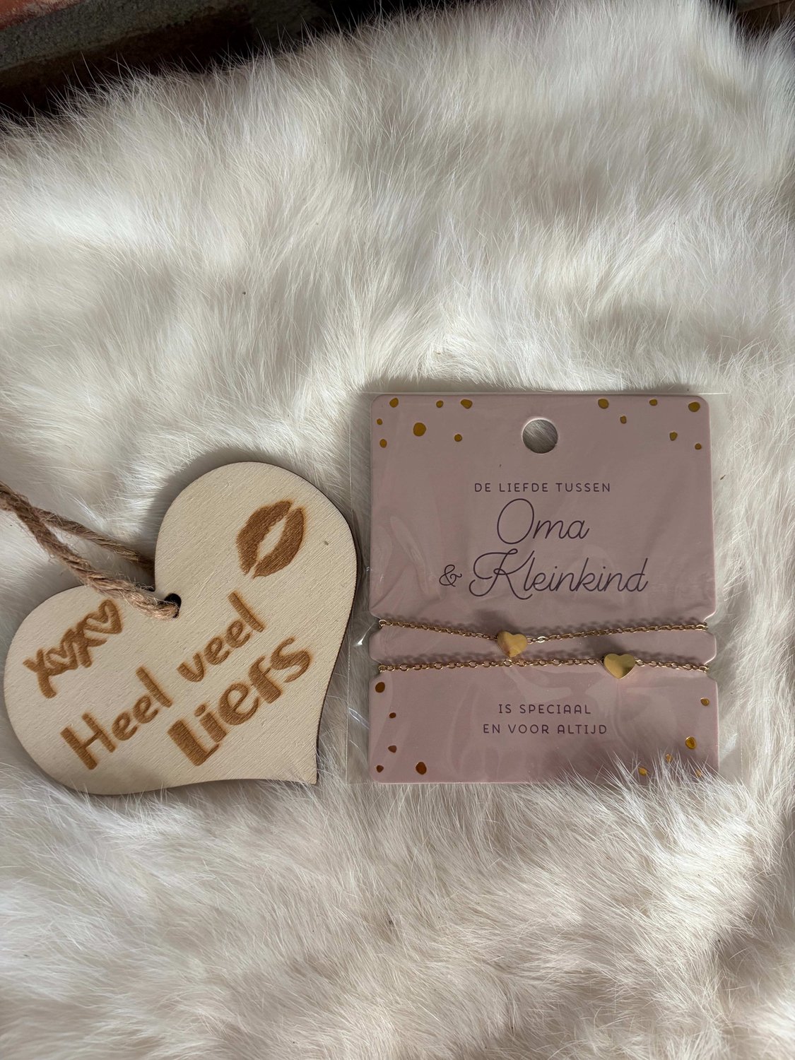 Creaties van hier – Hart Armband Dubbel - goud – 8x9 – verstelbaar - Oma & Kleinkind - met houten hartje