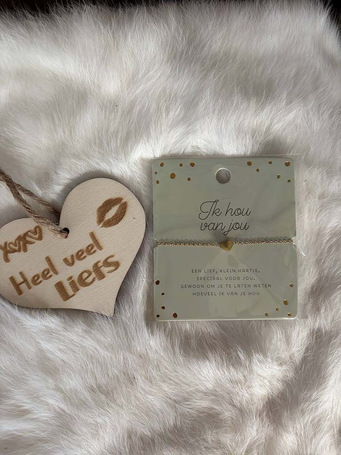 Creaties van hier – Hart Armband - goud – 8x9 – verstelbaar - Ik Hou Van Jou - met houten hartje