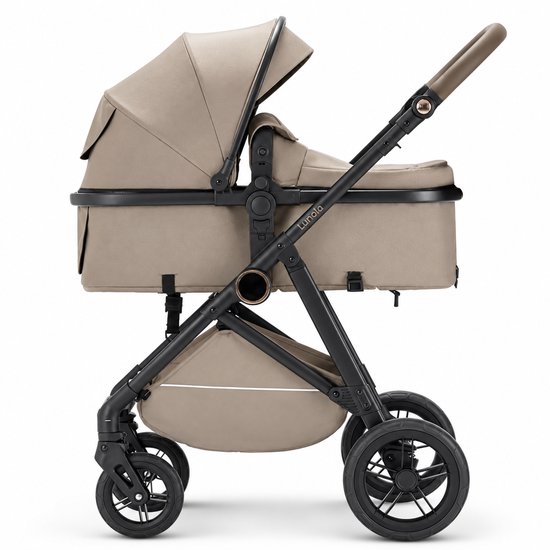 Lunola kinderwagen in beige met een zwart frame en bruin lederlook handvat.