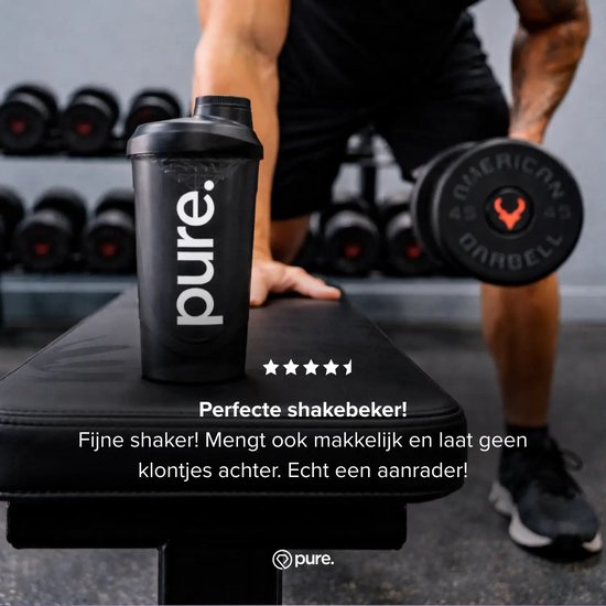Zwarte 'pure.' shakebeker op een fitnessbank met review: Perfecte shakebeker!