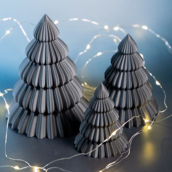 Ensemble de trois sapins de Noël décoratifs noirs de tailles différentes, ornés de guirlandes lumineuses.