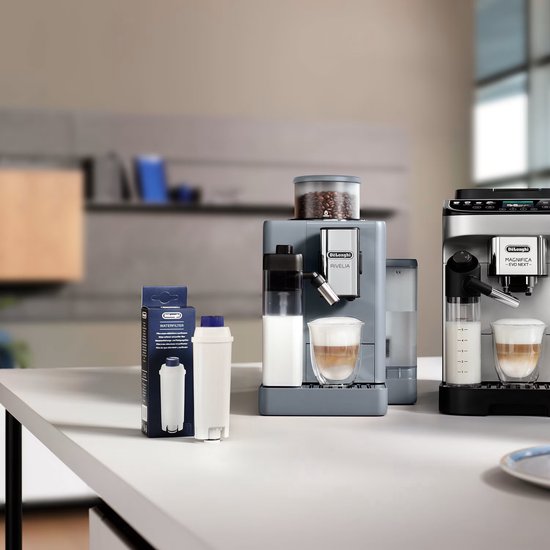 De'Longhi Rivelia en Magnifica EVO koffiemachines met waterfilter en koffiebonen op een tafel.