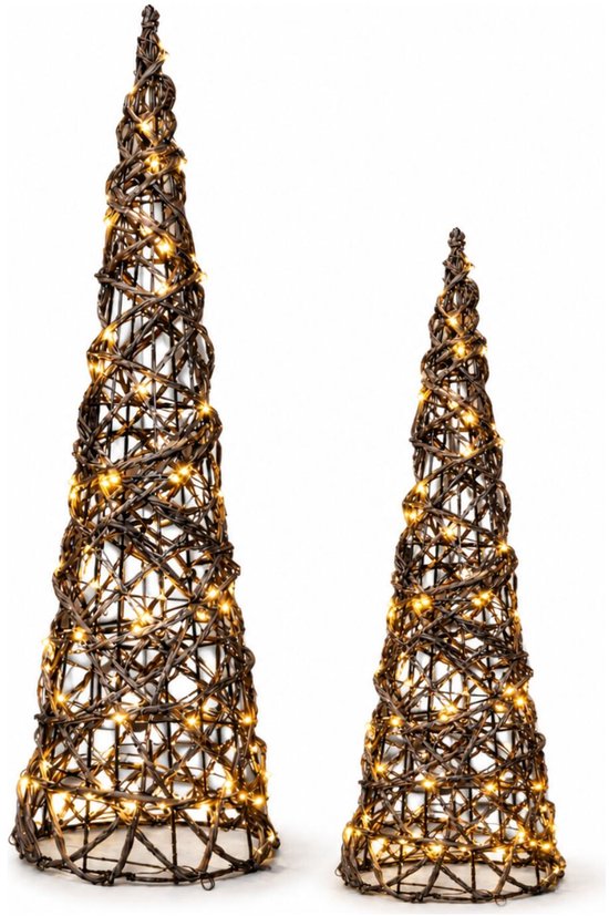 Ensemble de deux sapins de Noël coniques en branches tressées marron, illuminés par des lumières LED blanc chaud.