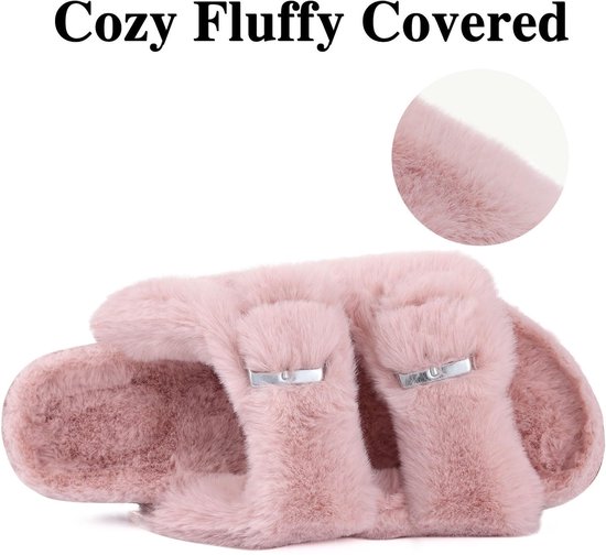 Zachtroze slipper van imitatiebont met twee bandjes en de tekst 'Cozy Fluffy Covered'.