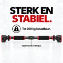 Zwarte optrekstang met rode accenten en zwarte handgrepen. "STERK EN STABIEL.". Tot 200 kg belastbaar. Ingebouwde waterpas.