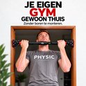 Man met gespierde armen in een grijze T-shirt met "PHYSIC" logo, die een zwarte optrekstang met rode accenten in een deuropening gebruikt.