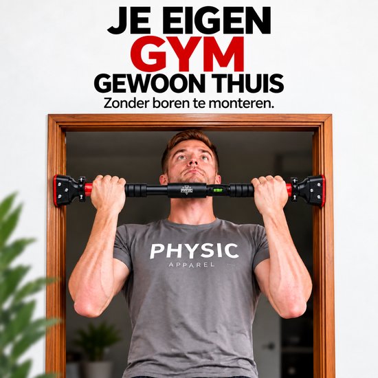 Man met gespierde armen in een grijze T-shirt met "PHYSIC" logo, die een zwarte optrekstang met rode accenten in een deuropening gebruikt.