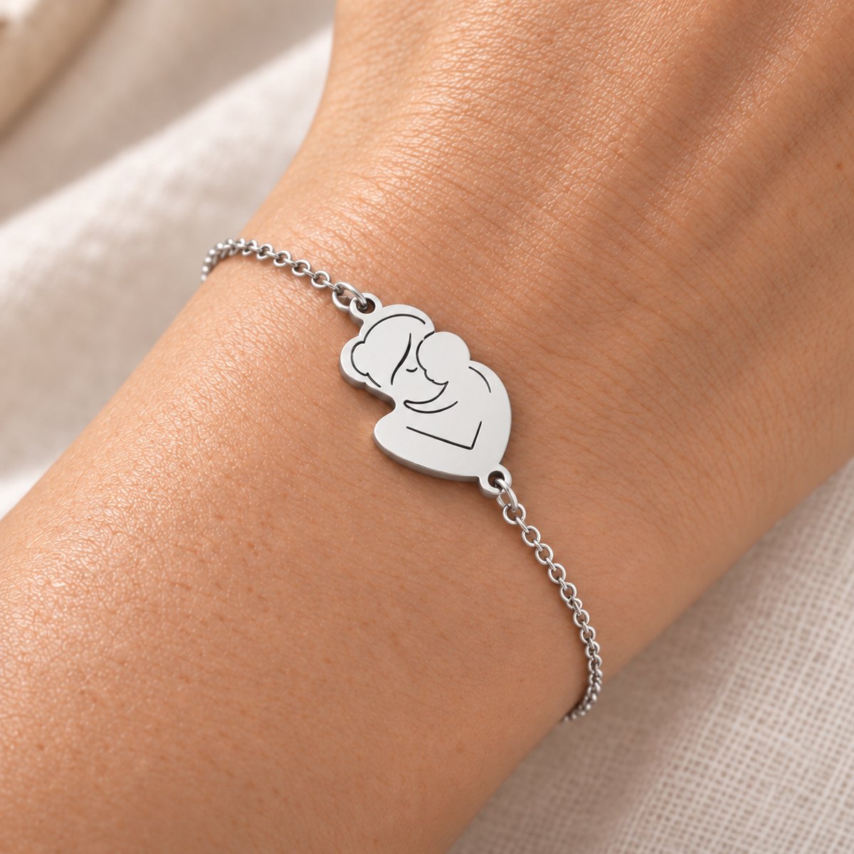 Maevi® Armband Moeder & Baby - Kleur: Zilver - Mama & Kind Armband - Cadeau voor Moeder - RVS / Roestvrijstaal / Stainless Steel - Verkleurt niet - Lengte: 17 + 5 cm - Hoge Kwaliteit - Incl. Luxe Verpakking - Kraamcadeau - Bracelet / Armbandje
