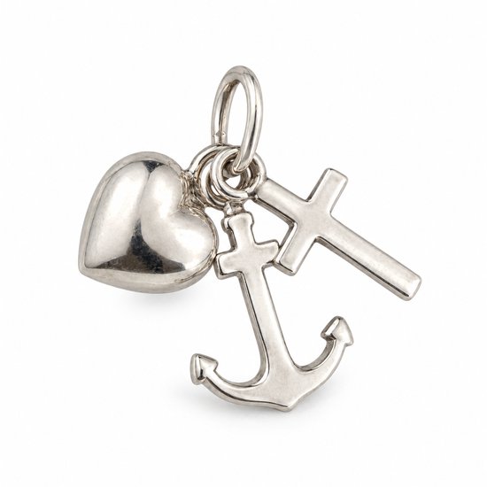 Zilverkleurig bedeltje met hart, kruis en anker.